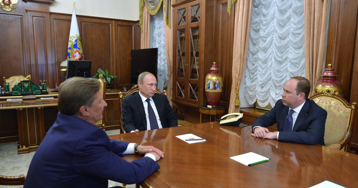 Putin Replaces Confidant with Government Cog as Top Aide