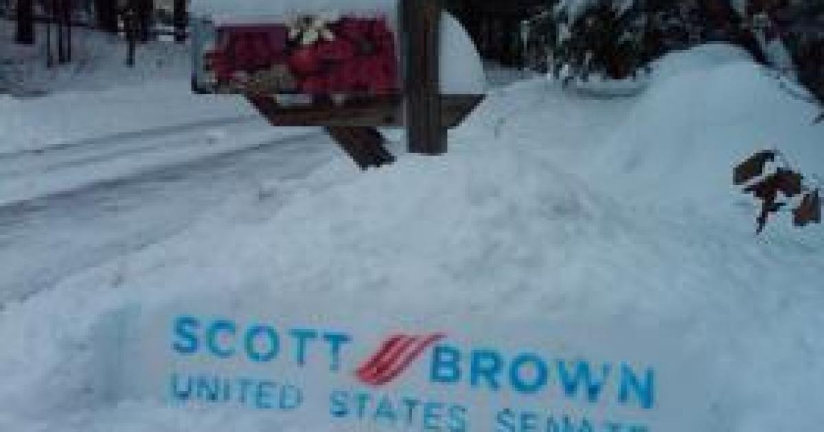 Scott Brown Rallies Crowd in Quincy, Hits Coakley on Taxes