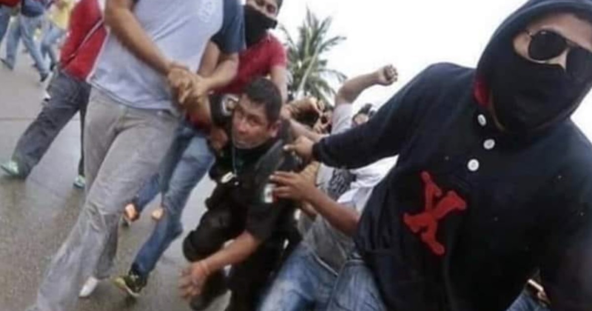 Fact Check: Does This Image Show a "Mexican Official being Dragged by the Caravan"?