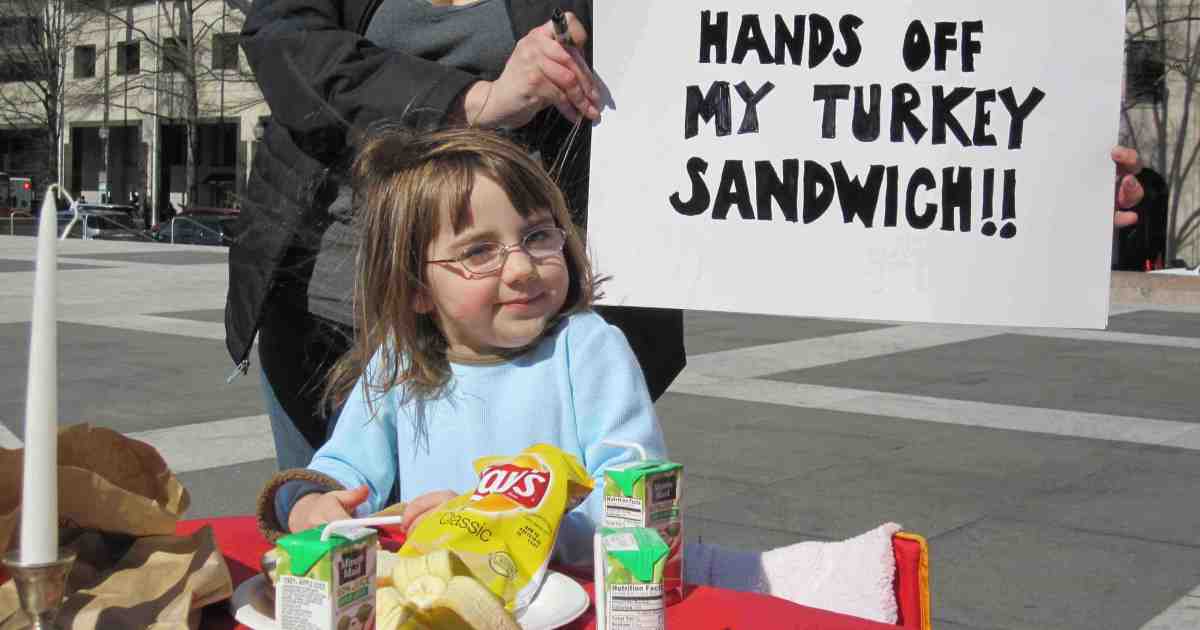 ‘Lunch-In’ Protests Crackdown on Homemade Lunches
