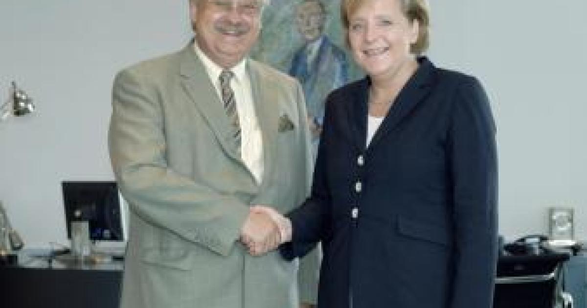 German Euro-Deputy: S&P Downgrade Part of American ‘War Against the Euro’