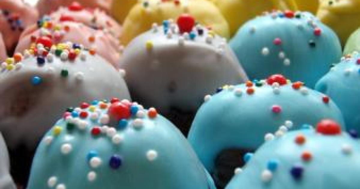With Business in Front of F.C.C., AT&T Sends Gift of 1,500 Cupcakes
