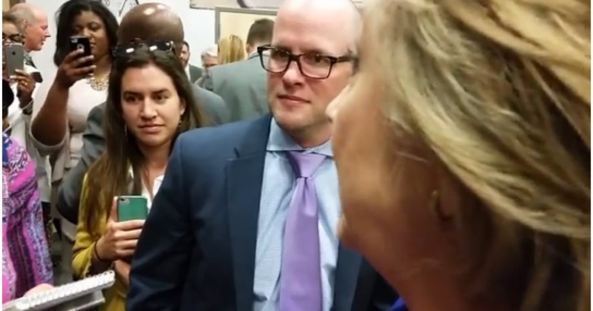 Video: Journalists Line Up for Selfies With Hillary Clinton